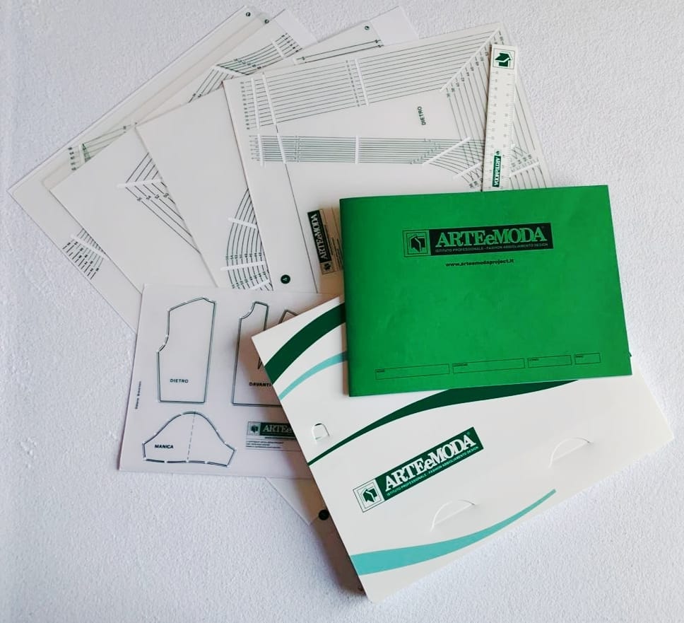 Kit Completo Primo Corso Taglio e Confezione<br><span style="font-size: 17px; text-transform: lowercase;">con testo e squadrette brevettate</span> - immagine 2